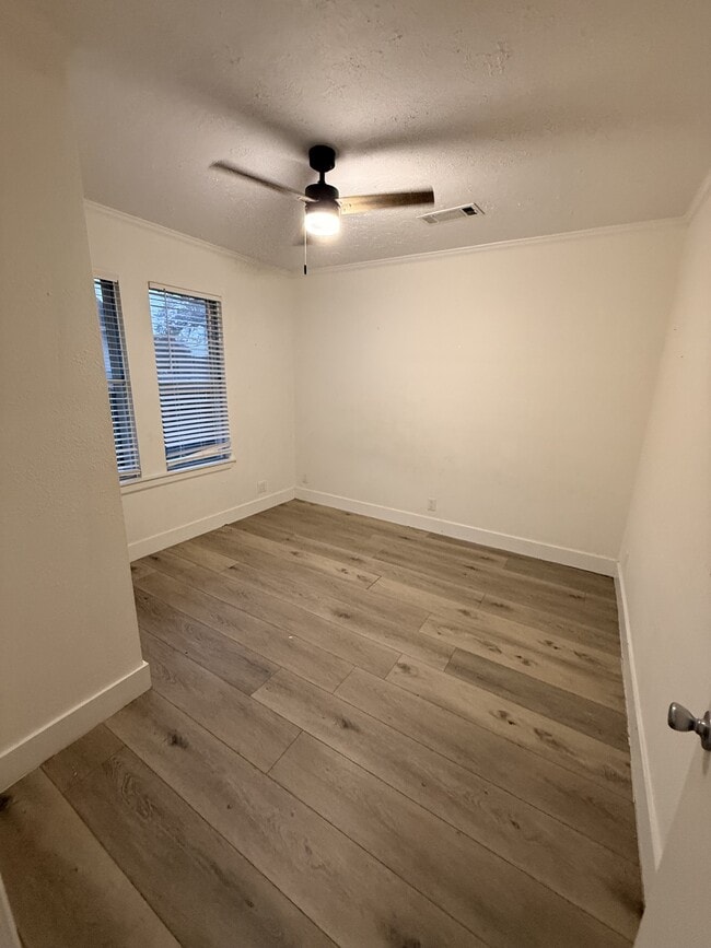 Building Photo - 913 Block St