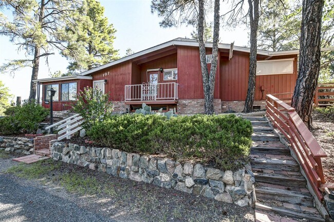 Building Photo - 2 Bed + possible 3rd, 2 Bath Home Close to...