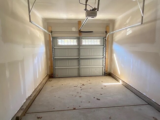 Building Photo - 588 Glen Clova Dr