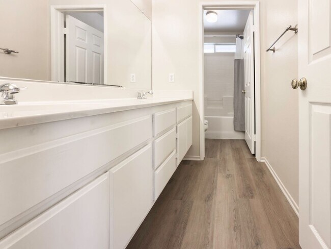 Building Photo - RARE 6 BEDROOM HOME FOR RENT IN OPTIMUM LO...