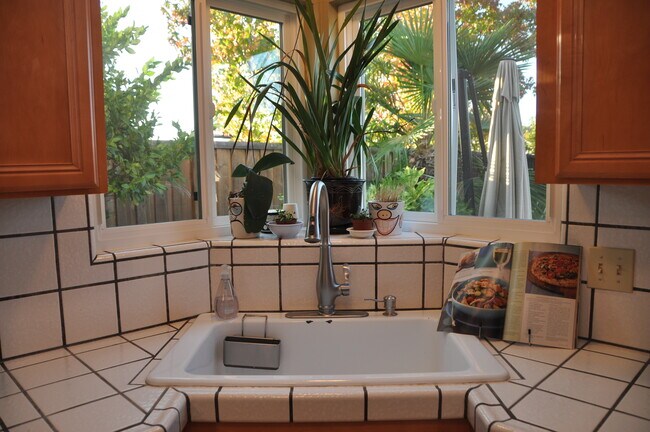 Building Photo - 5747 Clematis Dr