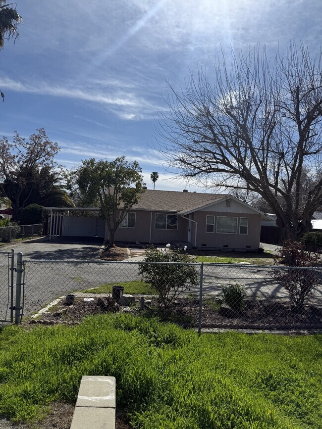 Building Photo - Charming 3-bedroom, 2-bathroom home located in the heart of Brentwood