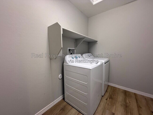 Building Photo - 5618 N 87th Dr