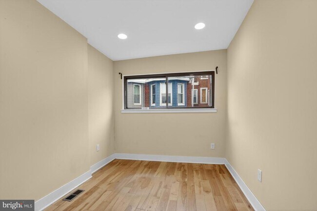 Building Photo - 1237 N Hollywood St