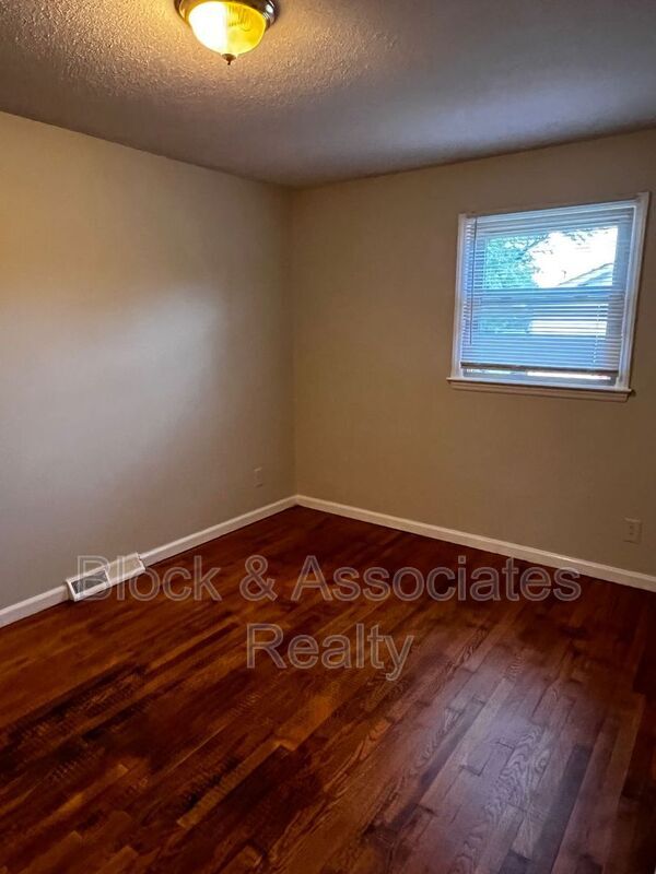 Building Photo - 1503 Glenridge Rd