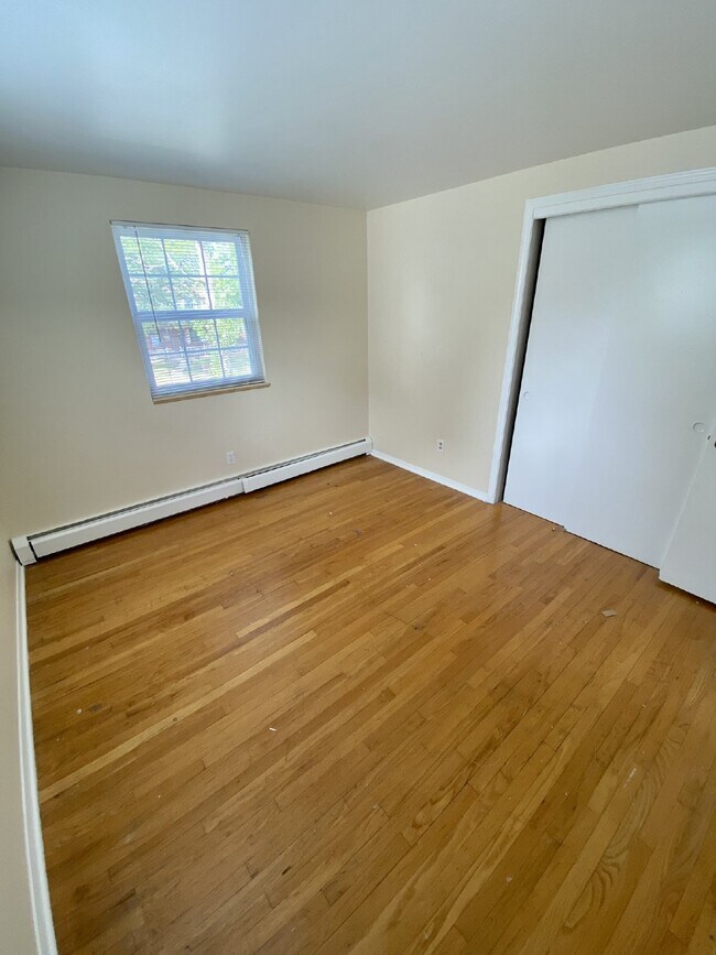 Building Photo - Don't miss out on this 5 bed 2.5 bath hous...