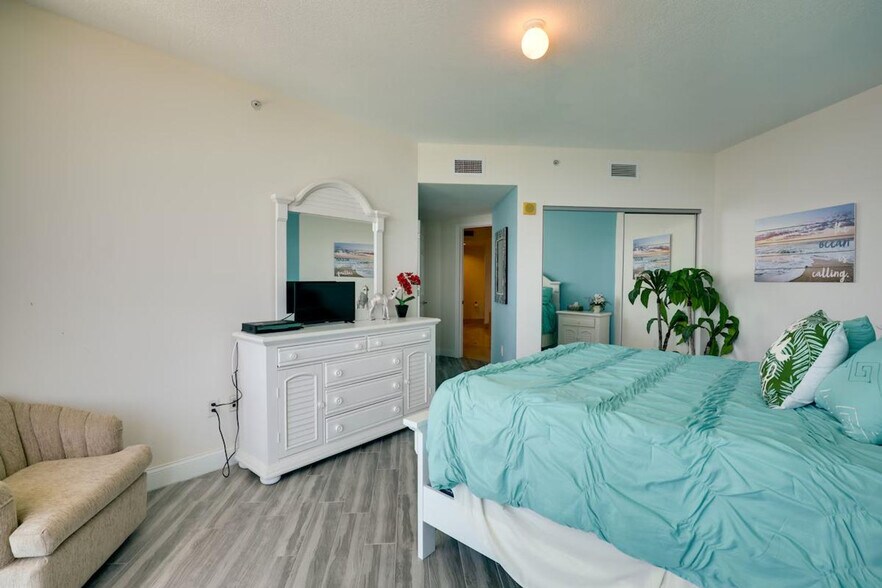 Building Photo - 241 Riverside Dr