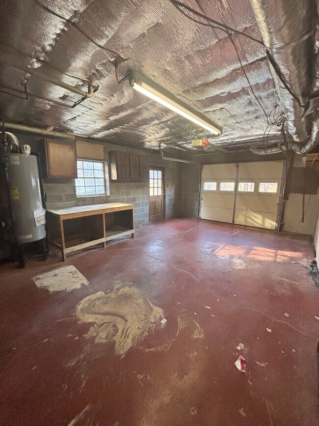 Building Photo - Newly Updated 4bd/3bth in Seymour!