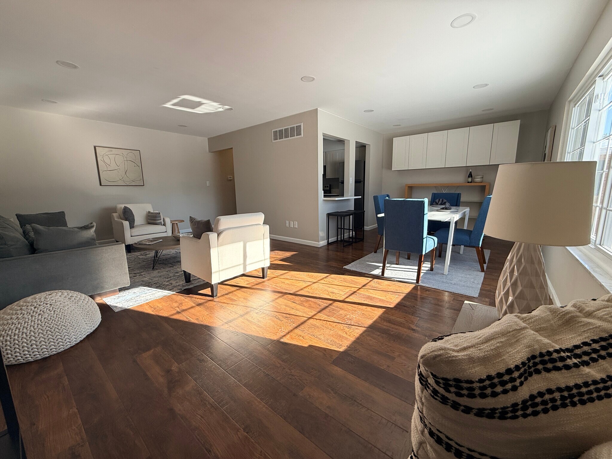 Building Photo - 670 E Fox Hills Dr