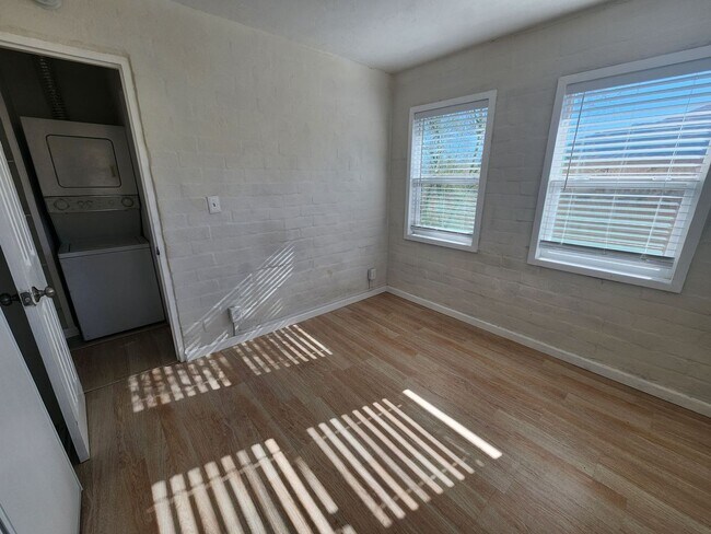 Building Photo - 6637 Oasis Ave