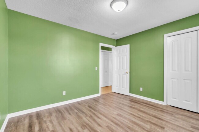 Building Photo - 3BR/2BA Cul-de-Sac Retreat Minutes from Downtown..Fenced Yard & Deck! $2100/mo rent