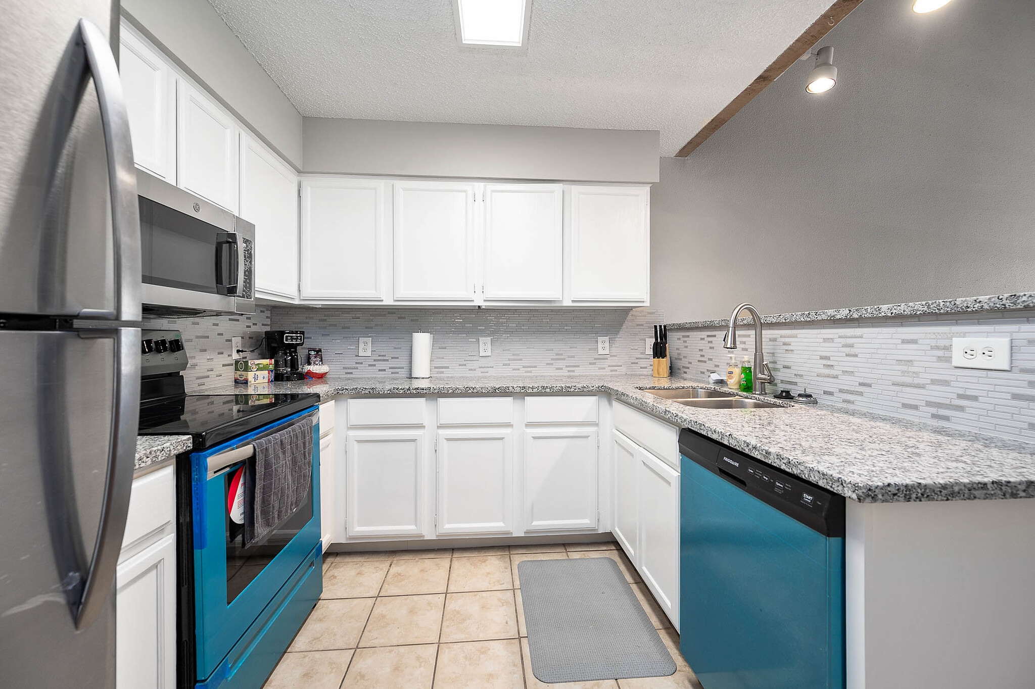 Kitchen - 200 Pecan Dr