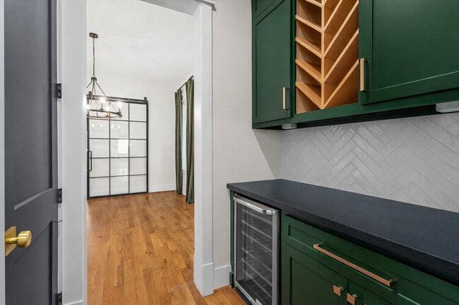 Building Photo - 726 E 28th St