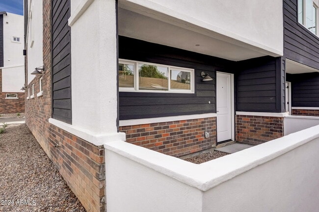 Building Photo - 3645 E Earll Dr