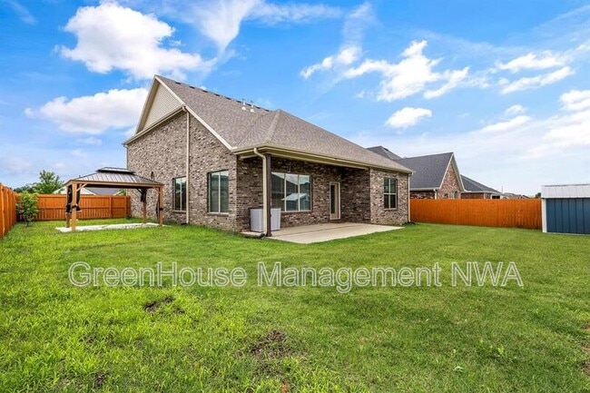 Building Photo - 3702 SW Mistletoe Ave