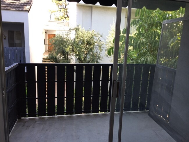 Building Photo - Beautiful 1 Bed/1 Bath Condo Apartment wit...