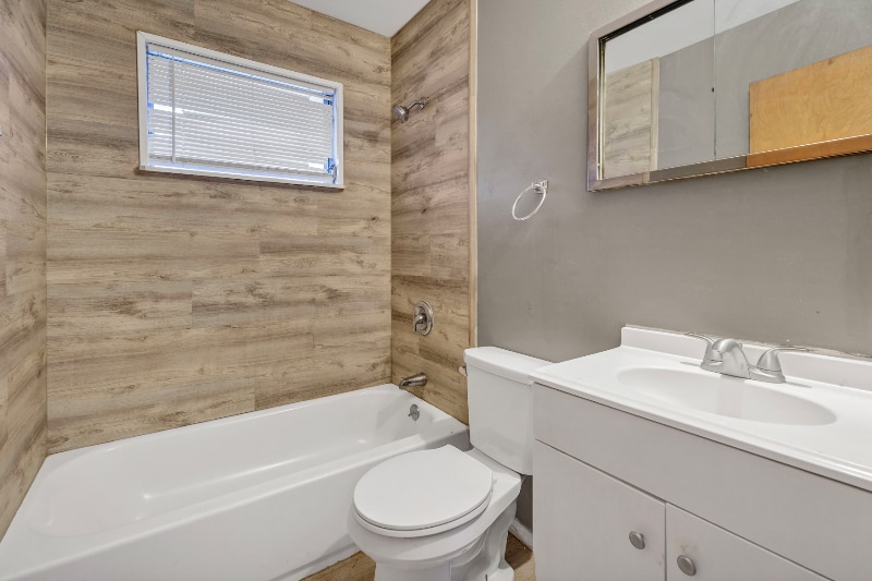 Building Photo - 10508 Lilac Ave