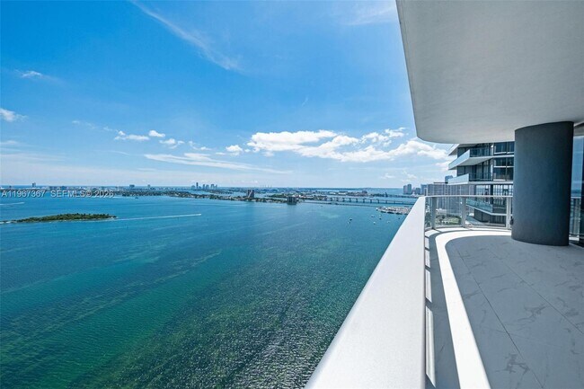 Building Photo - 700 NE 24th St