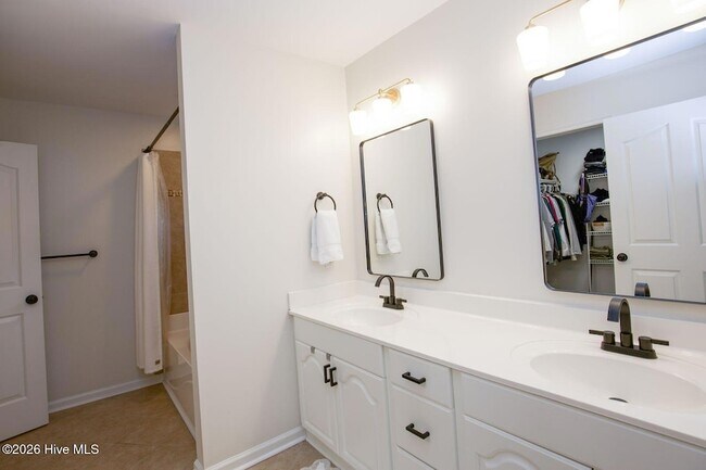 Building Photo - 681 Ginesing Dr