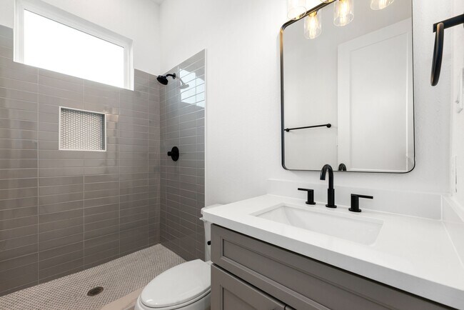 Building Photo - 751 Dumble St