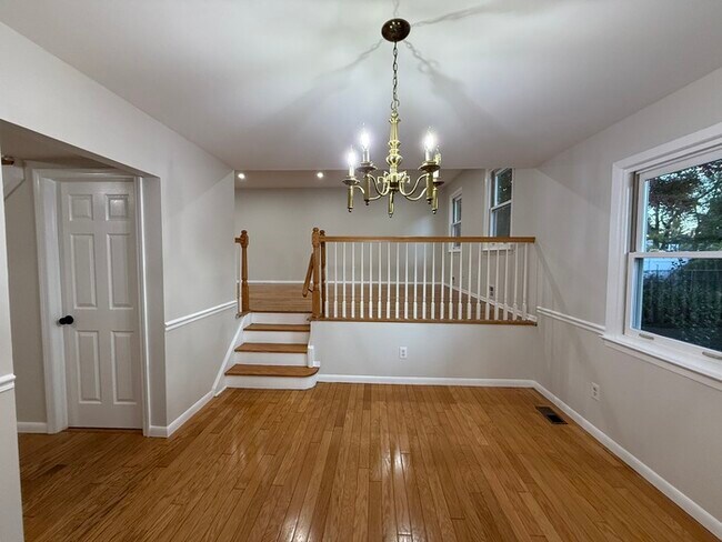 Building Photo - 16 Meadowview Dr