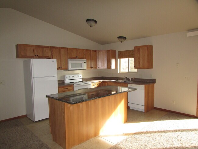 Building Photo - r1350