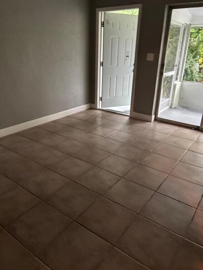 Building Photo - 407 SE 3rd Ave