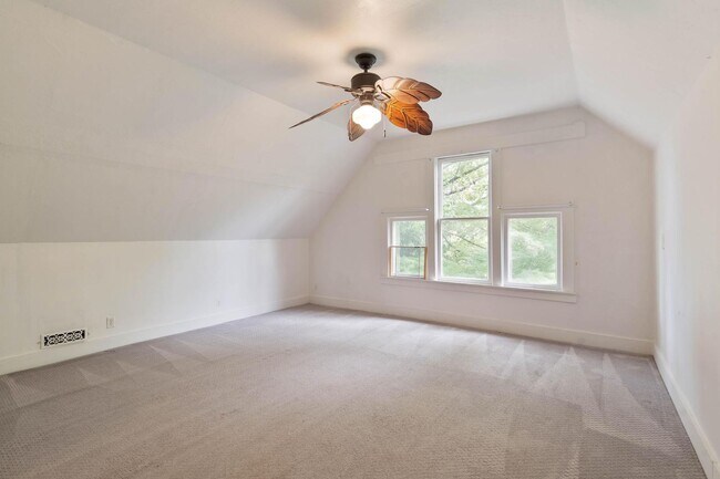 Building Photo - Spacious, light-filled 3-bdrm/2-bath vinta...
