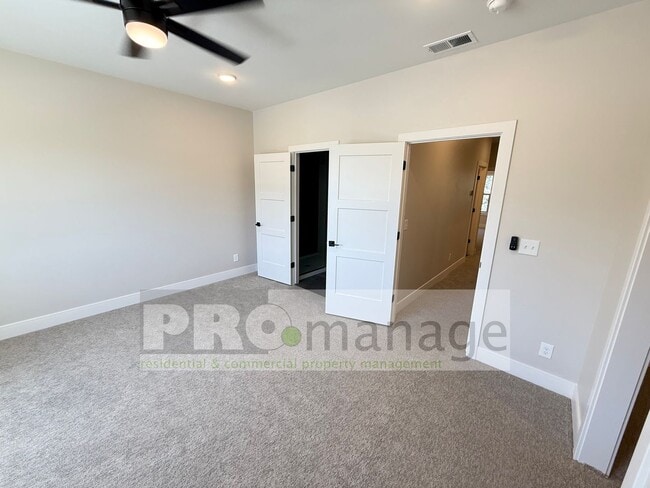 Building Photo - Beautiful 3 Bed / 2.5 Bath Townhome in Car...