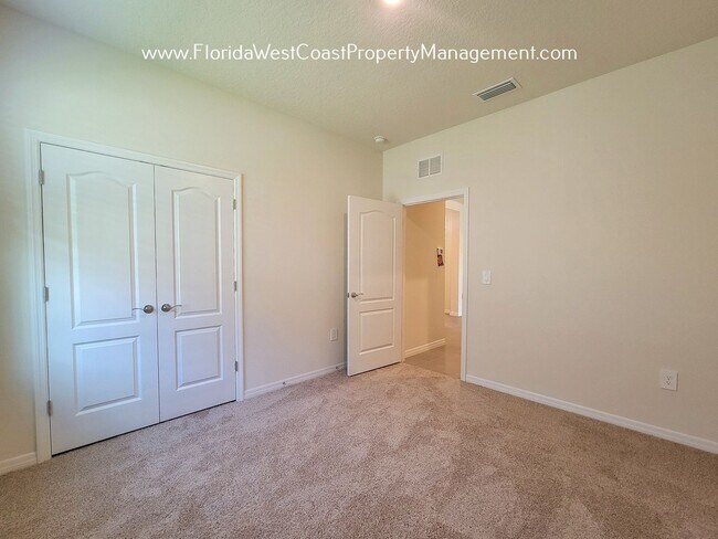 Building Photo - LAKEWOOD RANCH! 4 BEDROOM/2 BATH/ PET FRIENDLY! COMMUNITY POOl! READY for MARCH 2026