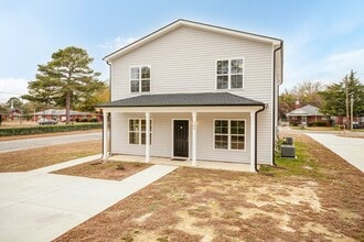 Building Photo - Three Bedroom Home!