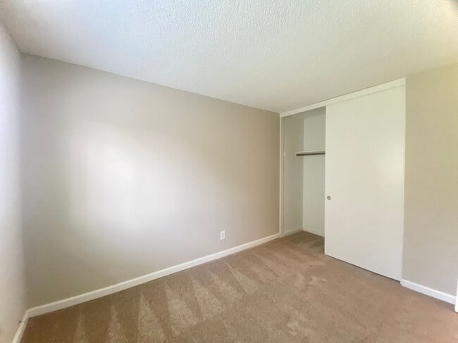 Building Photo - Large 5-bedroom 3-bathroom Home in Union C...