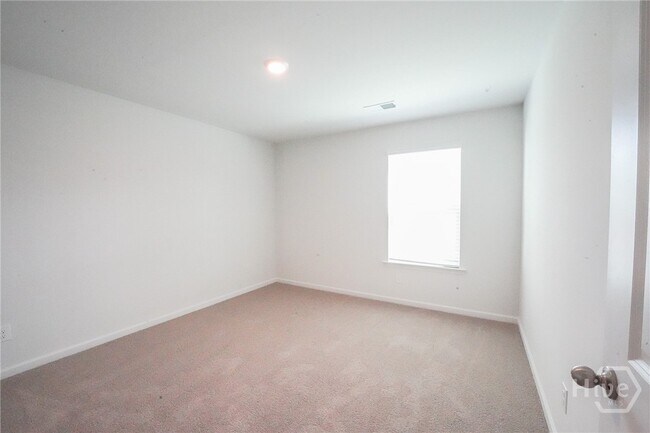 Building Photo - 102 Windrush Pnes