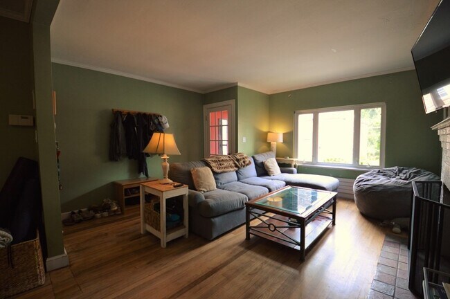 Building Photo - 94 Undine Rd