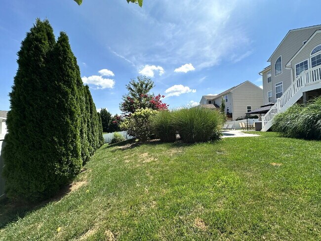 Building Photo - LEASE PENDING! Gorgeous 6-Bedroom 3.5-Bath...
