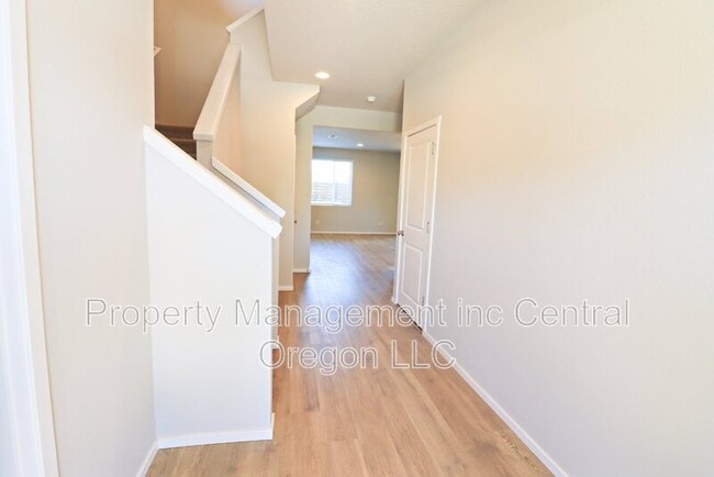Building Photo - 61581 SE Lorenzo Dr