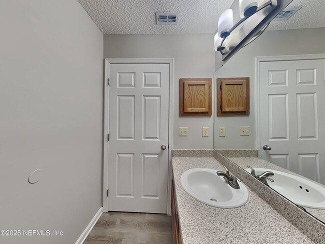 Building Photo - 8256 Creek Hollow Ct