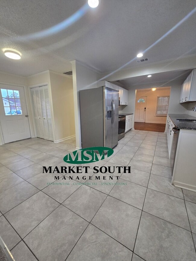 Building Photo - CUTE AND COZY THREE BEDROOM