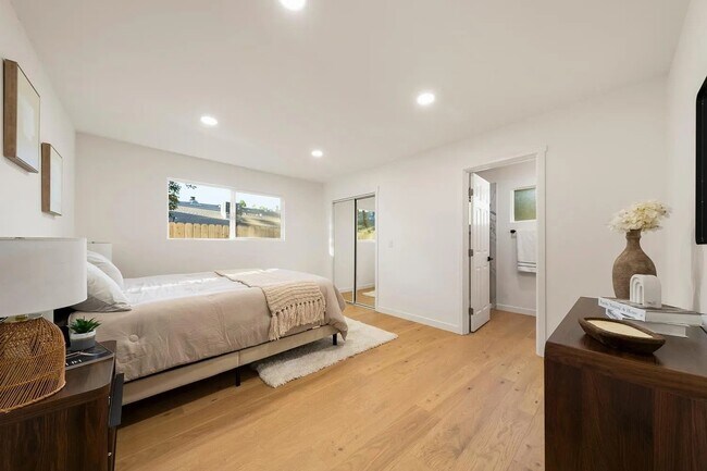 Building Photo - 5552 E Knoll Dr