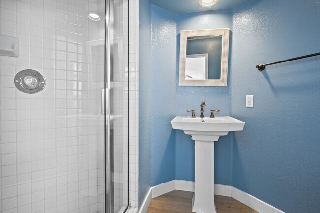 Building Photo - Gorgeous Costa Mesa Home in Gated Community!