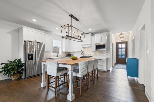 Building Photo - 5709 Bower Ln