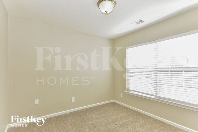 Building Photo - 811 Royal Oaks Dr