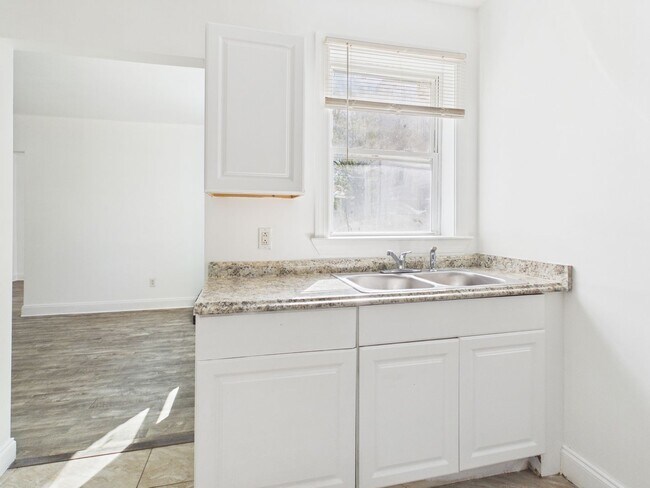 Building Photo - 2508 North Ave