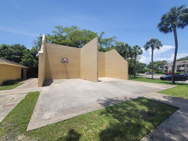 Building Photo - 611 Cypress Lake Blvd