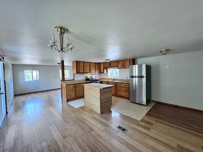 Building Photo - Lovely Evergreen Home