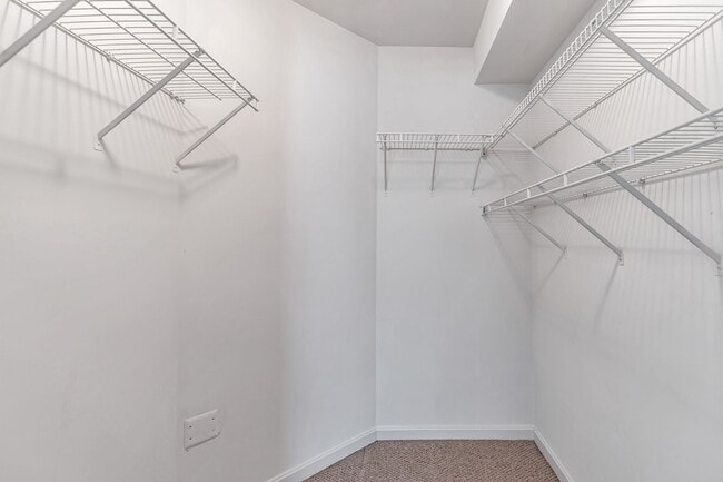 Building Photo - Luxurious 2 Level 2 Bedroom + Den 3 Bathro...