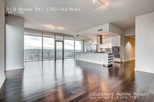 Building Photo - Rooftop Pool Overlooks Heart Of Austin