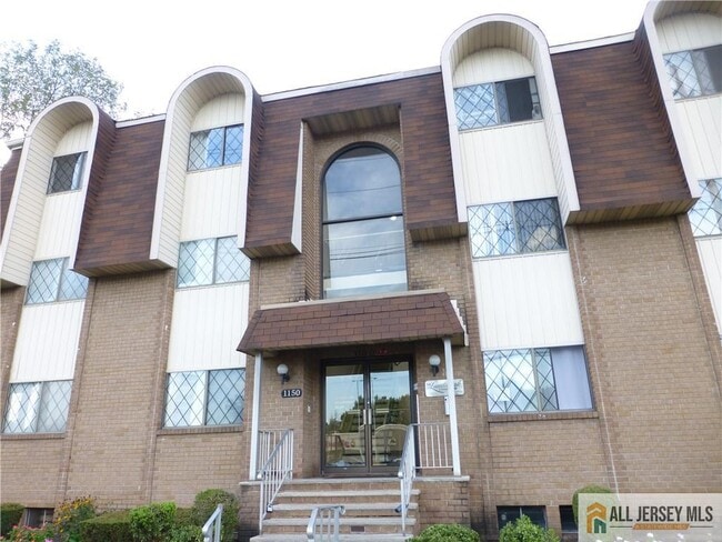 Primary Photo - 1150 W St Georges Ave