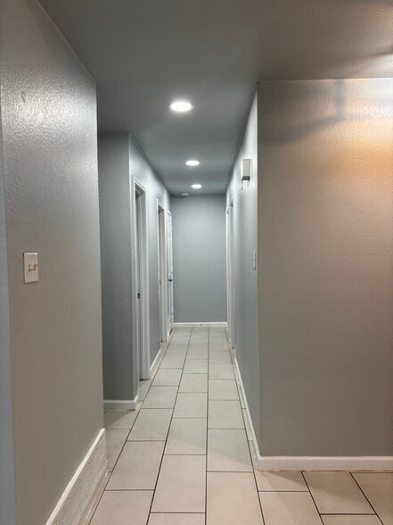 Building Photo - 1212 N Creek Dr