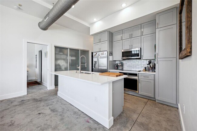 Building Photo - 2235 E 6th St